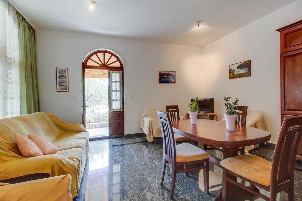 Apartments Franjo مالي لوشينغْ الغرفة الصورة