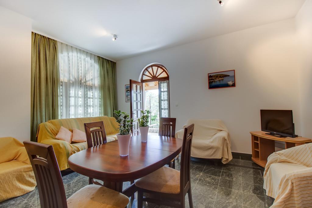 Apartments Franjo مالي لوشينغْ الغرفة الصورة
